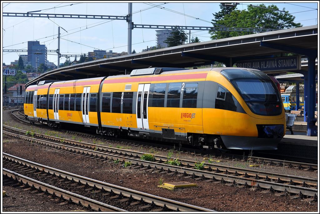Talent VT643.10 BD von Regio Jet nach Komarno in Bratislava Hlavná Stanica. (01.06.2014)