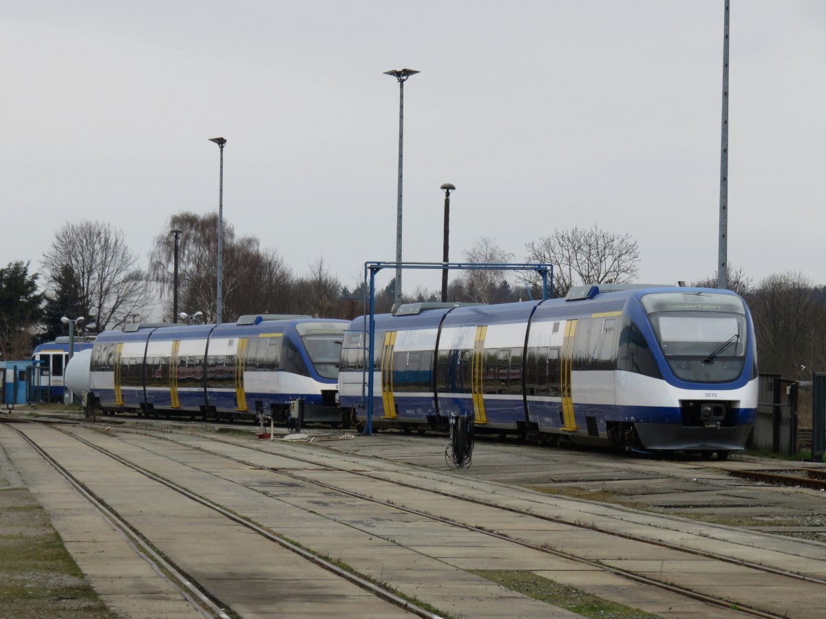 Talenttriebwagen 0010 und 0012 der ehemaligen Ostseeland Verkehr GmbH  am 26.03.2015 in Halberstadt (Durch ein Tor aufgenommen )