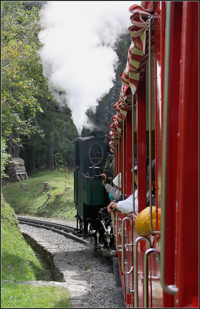 Talfahrt -

Unterhalb von Planalp mit einer kohlegefeuerten Lok der Brienz-Rothornbahn.

29.09.2013 (M)