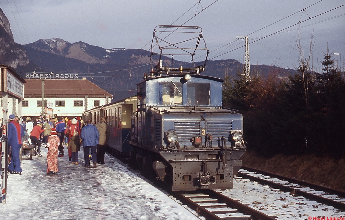 Tallok 3 der Zugspitzbahn im Dezember 1978 in Garmisch Zugspitzbahnhof. Zur Betriebseröffnung lieferte AEG insgesamt 4 Tallokomotiven, von denen heute noch die Nummern 1 und 4 einsatzfähig sind.