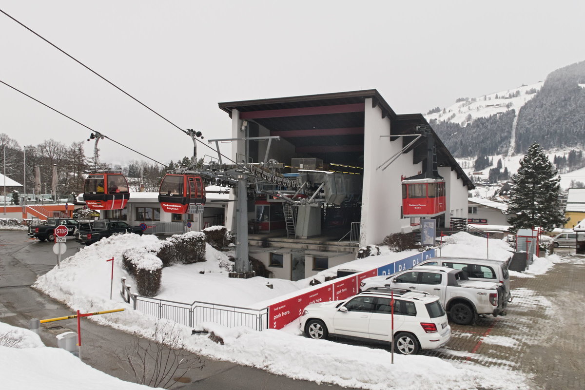 Talstation der Hahnenkammseilbahn in Kitzbühel. Aufgenommen 27.1.2021.