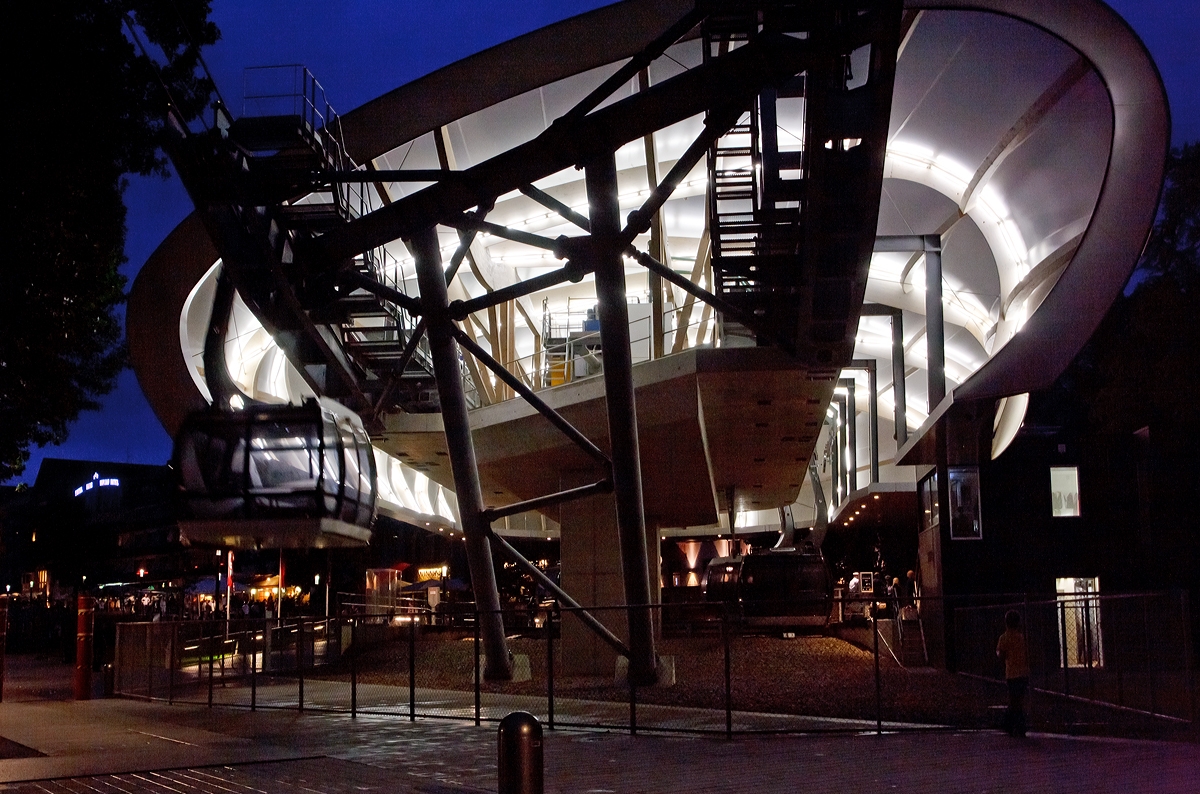 Talstation der Rheinseilbahn Koblenz am 13.08.2011. Auch am Abend befördert sie die BUGA Besucher über Rhein. Das Bild wurde aus der Hand gemacht. 