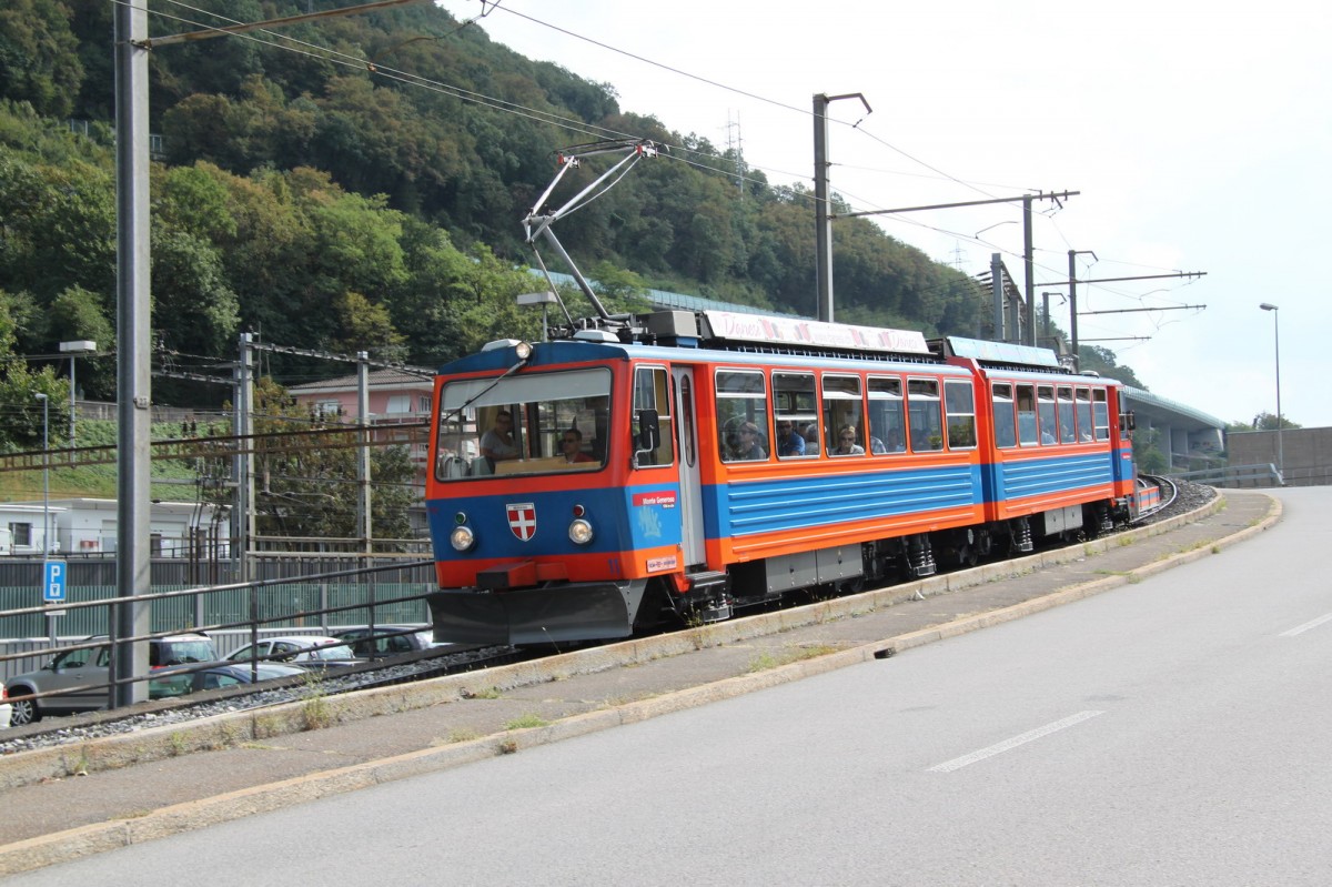 Talwrts fahrender Doppeltriebwagen Bhe4/8 der Monte Generoso Bahn bei der Ankunft in Capolago.07.09.13


