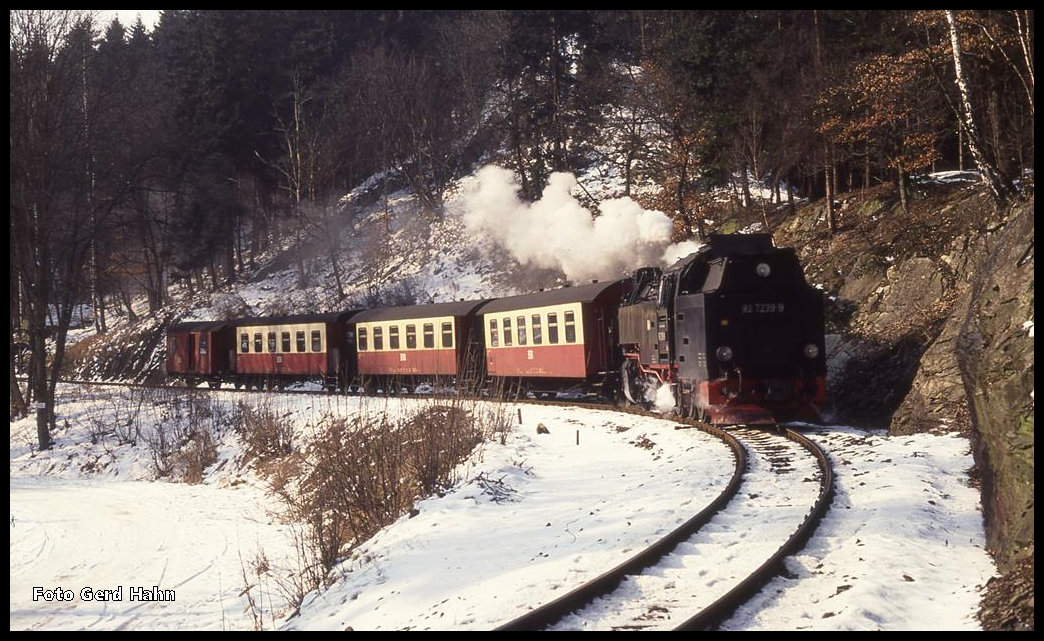 Talwärts in Richtung Gernrode war 997239 mit einem Personenzug am 19.2.1994 bei Mägdesprung unterwegs. 