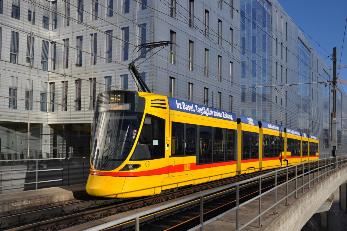 Tango 157 auf der Linie 10 bei der Haltestelle Peter Merian. Die Aufnahme stammt vom 17.01.2014.