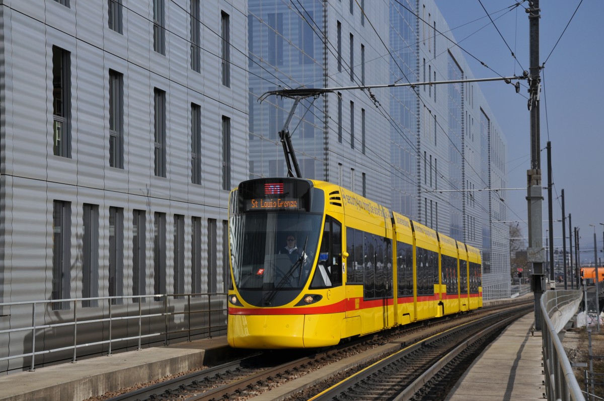 Tango 162 auf der Linie 11 kurz vor der Haltestelle Peter Merian. Die Aufnahme stammt vom 07.03.2014.