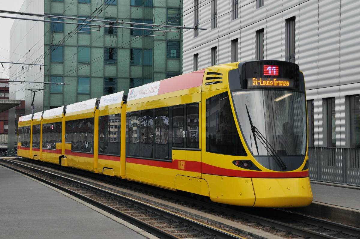 Tango 165 auf der Linie 11 bei der Haltestelle Peter Merian. Die Aufnahme stammt vom 08.02.2014.