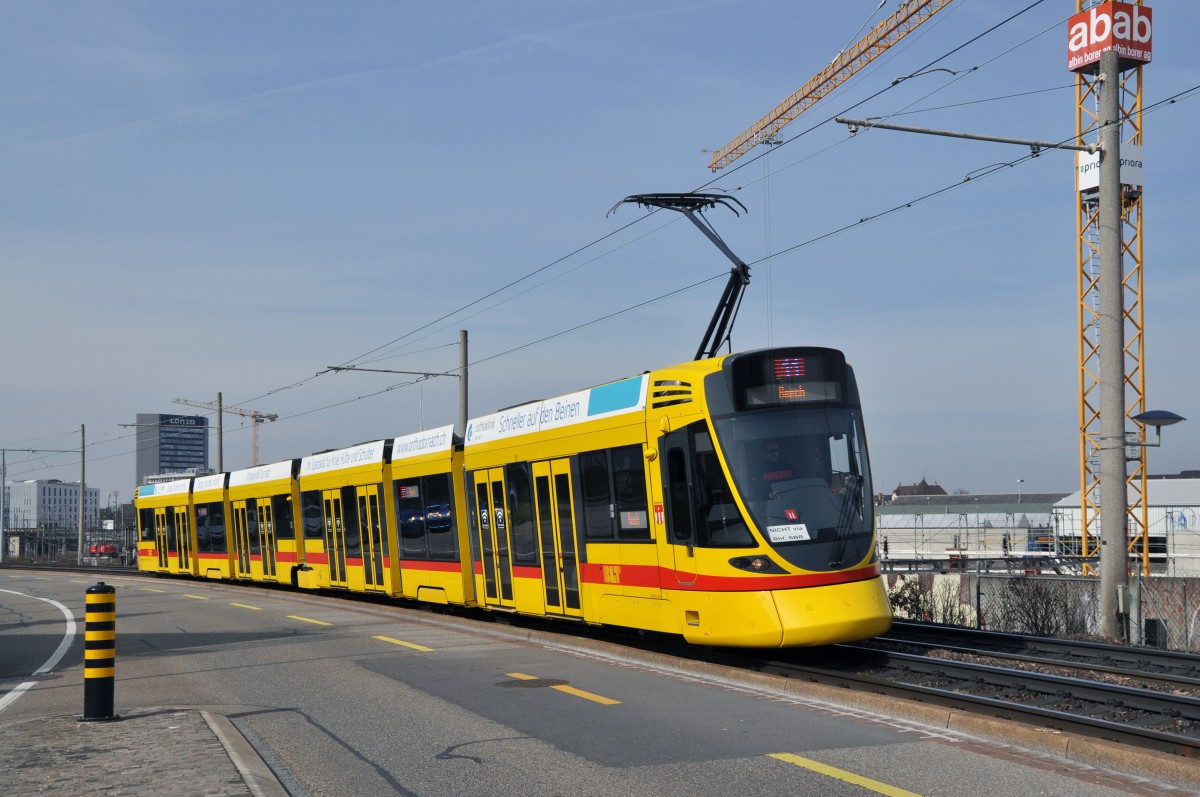 Tango 165 auf der Linie 11 kurz vor der Haltestelle M-Parc. Die Aufnahme stammt vom 11.03.2014.