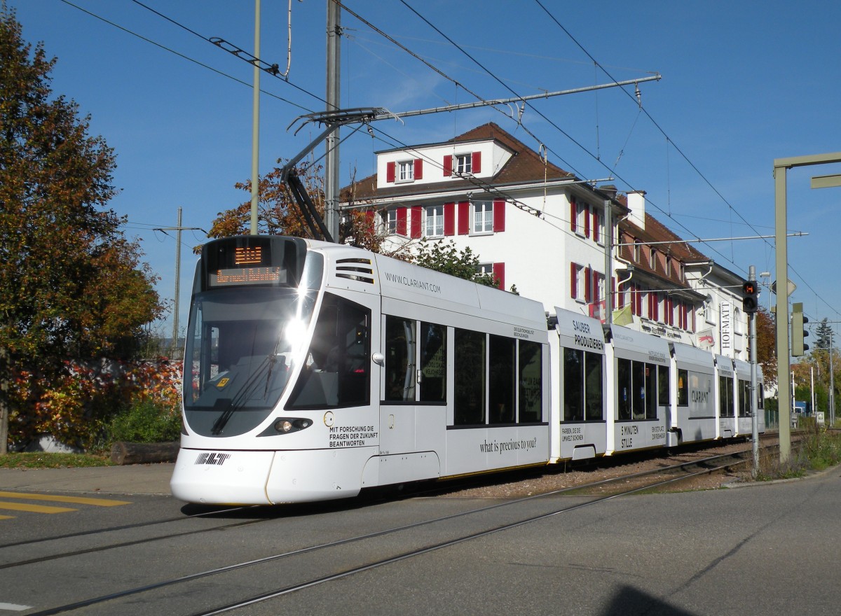 Tango 166 mit der Clariant Vollwerbung auf der Linie 10 an der Haltestelle Hofmatt. Die Aufnahme stamm vom 18.10.2013.