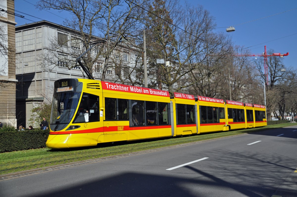 Tango 168 auf der Linie 10 kurz vor dem Bahnhof SBB. Die Aufnahme stammt vom 20.03.2014.