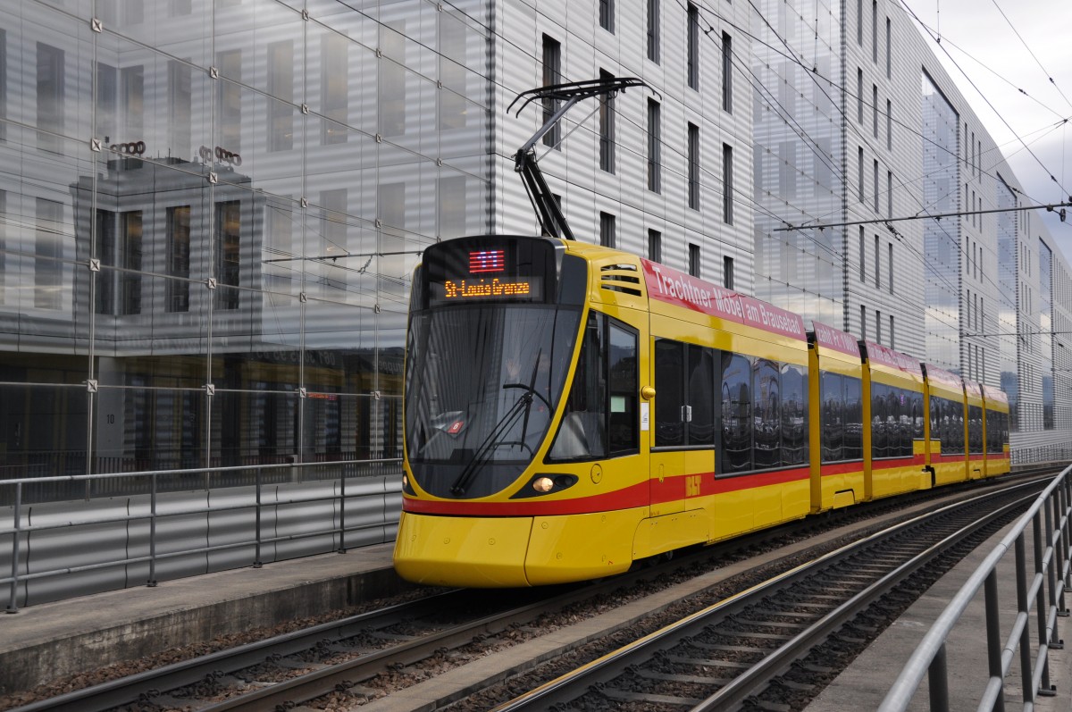 Tango 168 auf der Linie 11 bei der Haltestelle Peter Merian. Die Aufnahme stammt vom 08.02.2014.