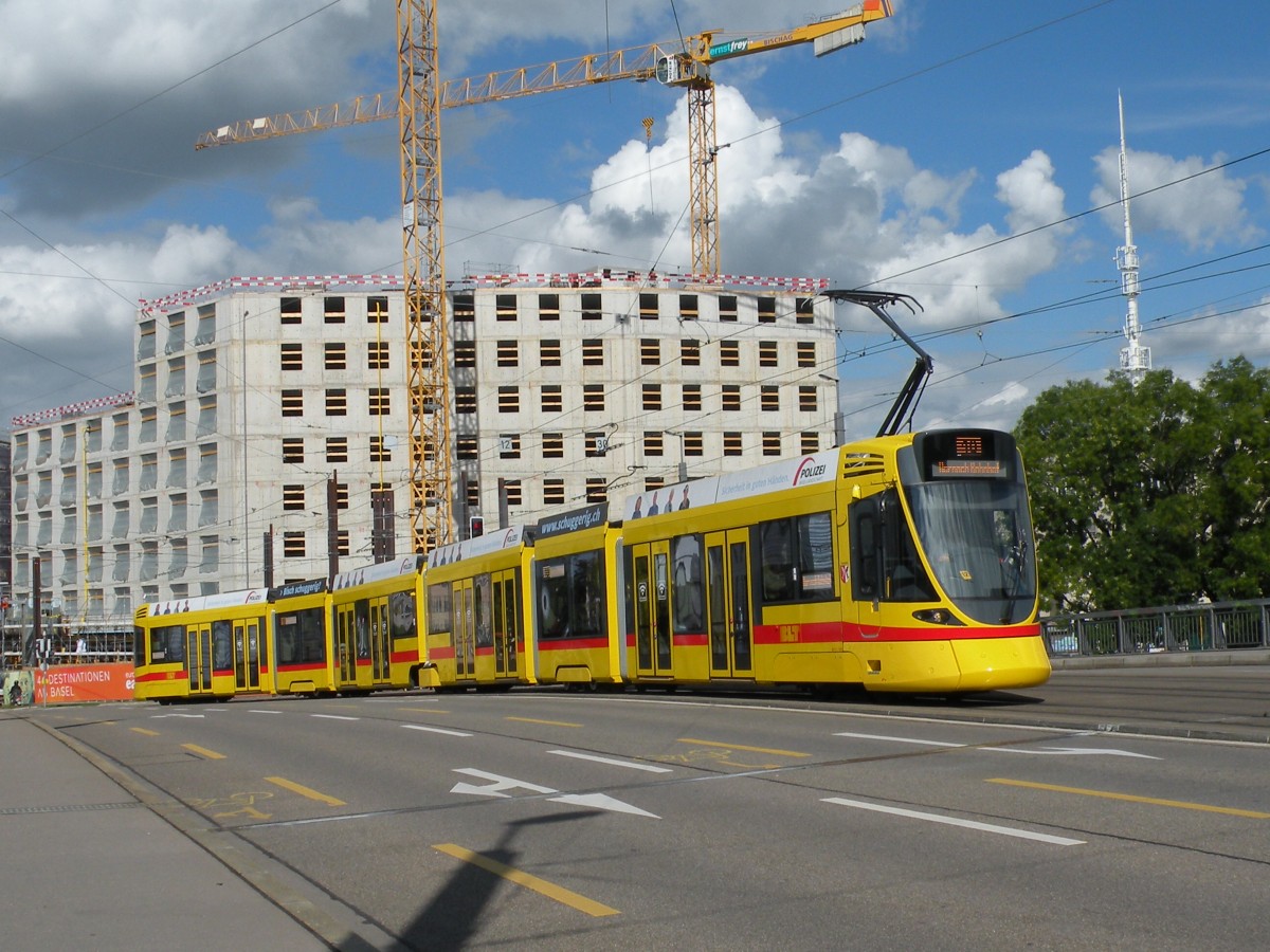 Tango 169 auf der Linie 10 fhrt Richtung Haltestelle Mnchensteinerstrasse. Die Aufnahme stammt vom 13.09.2013