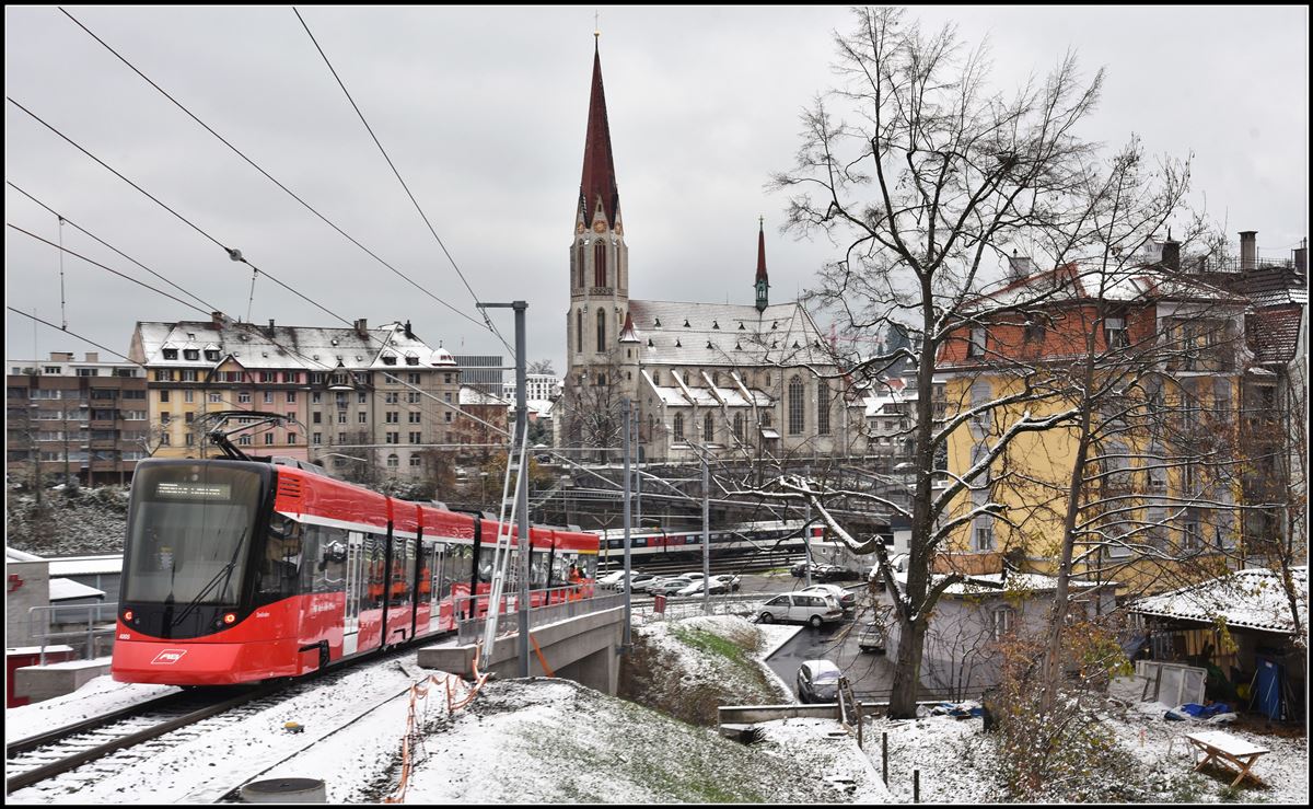 Tango 4005/4105 der AB hat soeben den Ruckhaldetunnel verlassen und erreicht gegenüber der St.Othmarskirche den Bahnhof St.Gallen. (19.11.2018)
