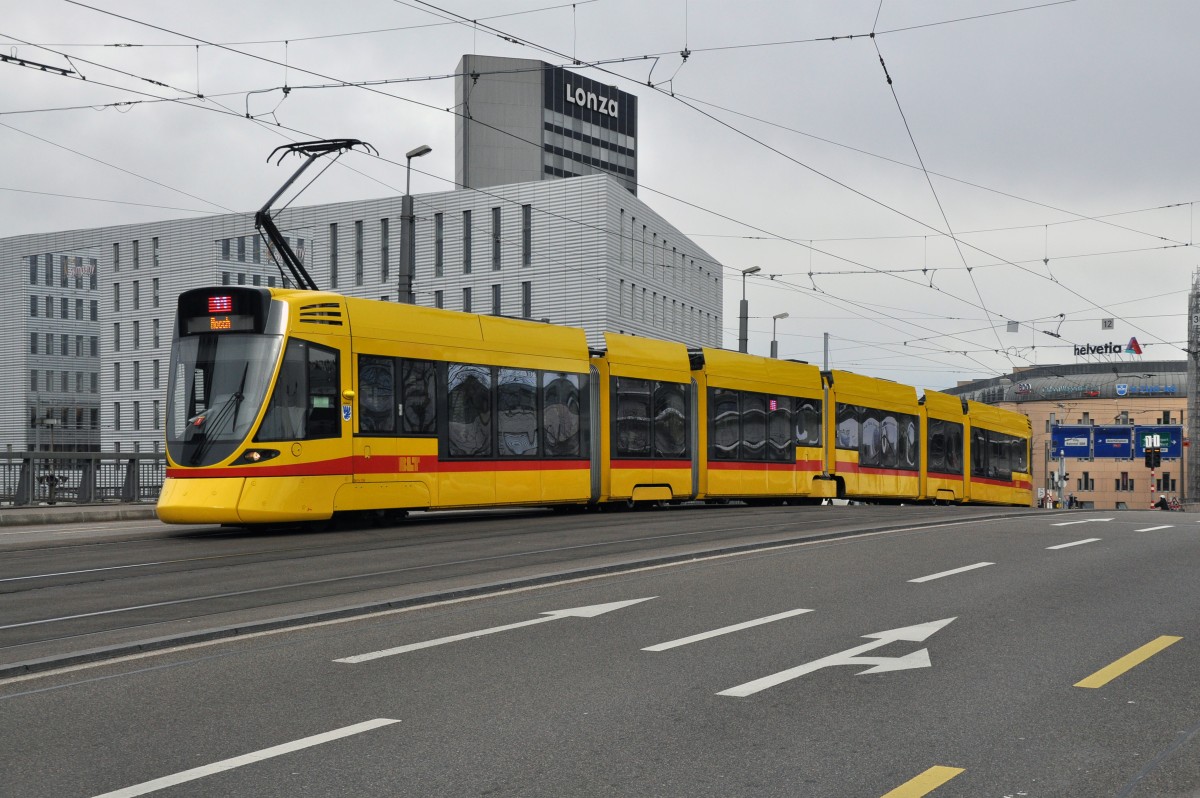 Tango mit der Betriebsnummer 156 auf der Linie 11 auf der Münchensteinerbrücke. Die Aufnahme stammt vom 08.02.2014.