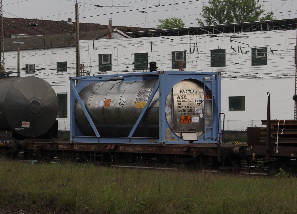 Tankcontainer für Gefahrgut (BIC: SCZU 271818 0) auf Lgs, Zugdurchfahrt Güterbahnhof Hannover-Linden am 26.04.2014.

Warntafel 80/3261 Ätzender organischer Feststoff, sauer reagierend, n.a.g.