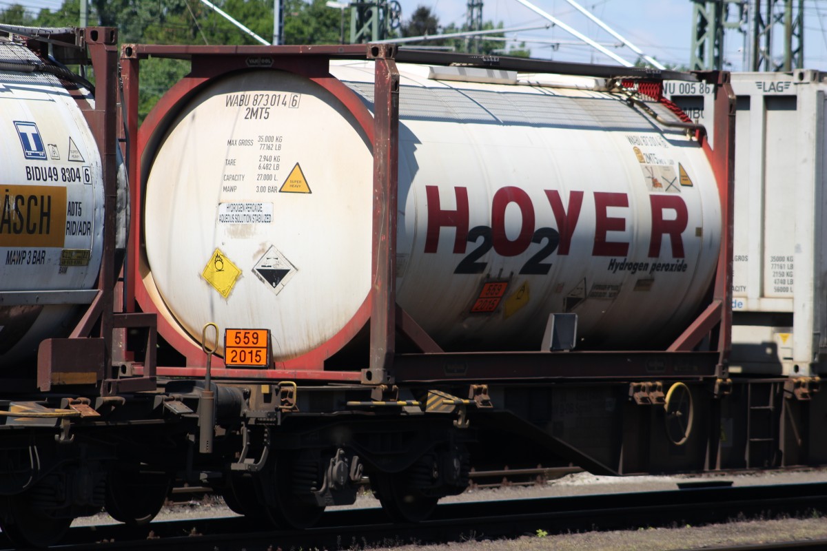 Tankcontainer für Gefahrgut des Logistikers Hoyer (BIC: WABU 873014 6) auf Sgnss, abgestellter Güterzug bei Köln-Eifeltor am 03.05.2014. Interessant ist hier, dass durch die Modifizierung des Hoyer-Schriftzugs die chemische Formel des Ladegutes dargestellt wird.

Warntafel 559/2015 Wasserstoffperoxid, stabilisiert, wässrige Lösung mit mehr als 60% Wasserstoffperoxid