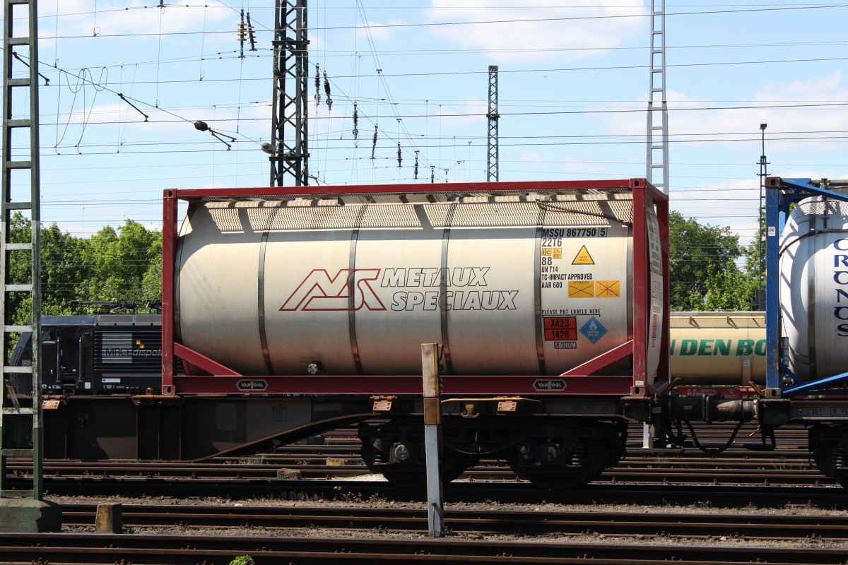 Tankcontainer für Gefahrgut(BIC: MSSU 867750 5) auf Drehgestell-Flachwagen, abgestellter Güterzug bei Köln-Eifeltor am 03.05.2014.

Warntafel X423/1428 Natrium