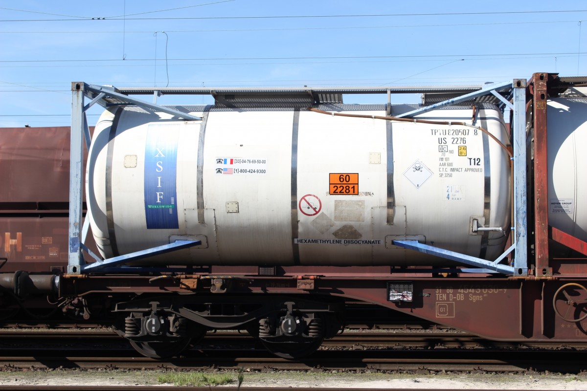 Tankcontainer für Gefahrgut(BIC: TPTU 820 507 8) auf Sgns, abgestellter Güterzug bei Köln-Eifeltor am 18.10.2014.

Warntafel 60/2281 Hexamethylendiisocyanat