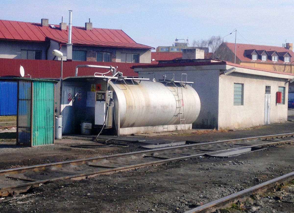 Tankdienste in HBf. Kladno am 27.2.2015. Foto aus dem Zug geholt.
