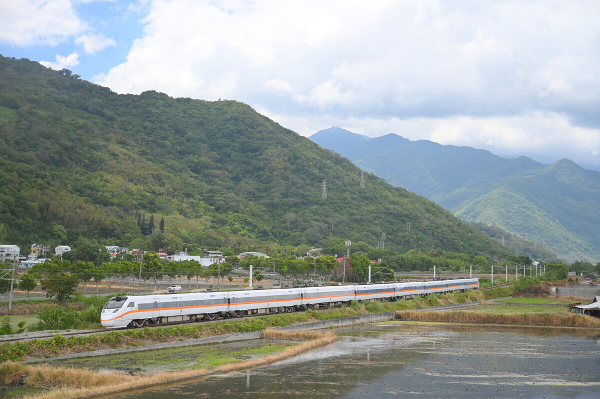 Taroko Express(40TED1014) nach Taitung, Guanshan 18 Juli 2020.
