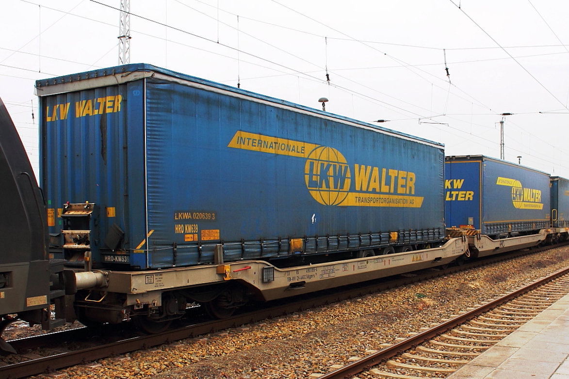 Taschenwagen der Bauart Sdggmrs 175 (33 854993 055-4 CH-AAEC) am 22.01.2015 im Bahnhof Oranienburg.