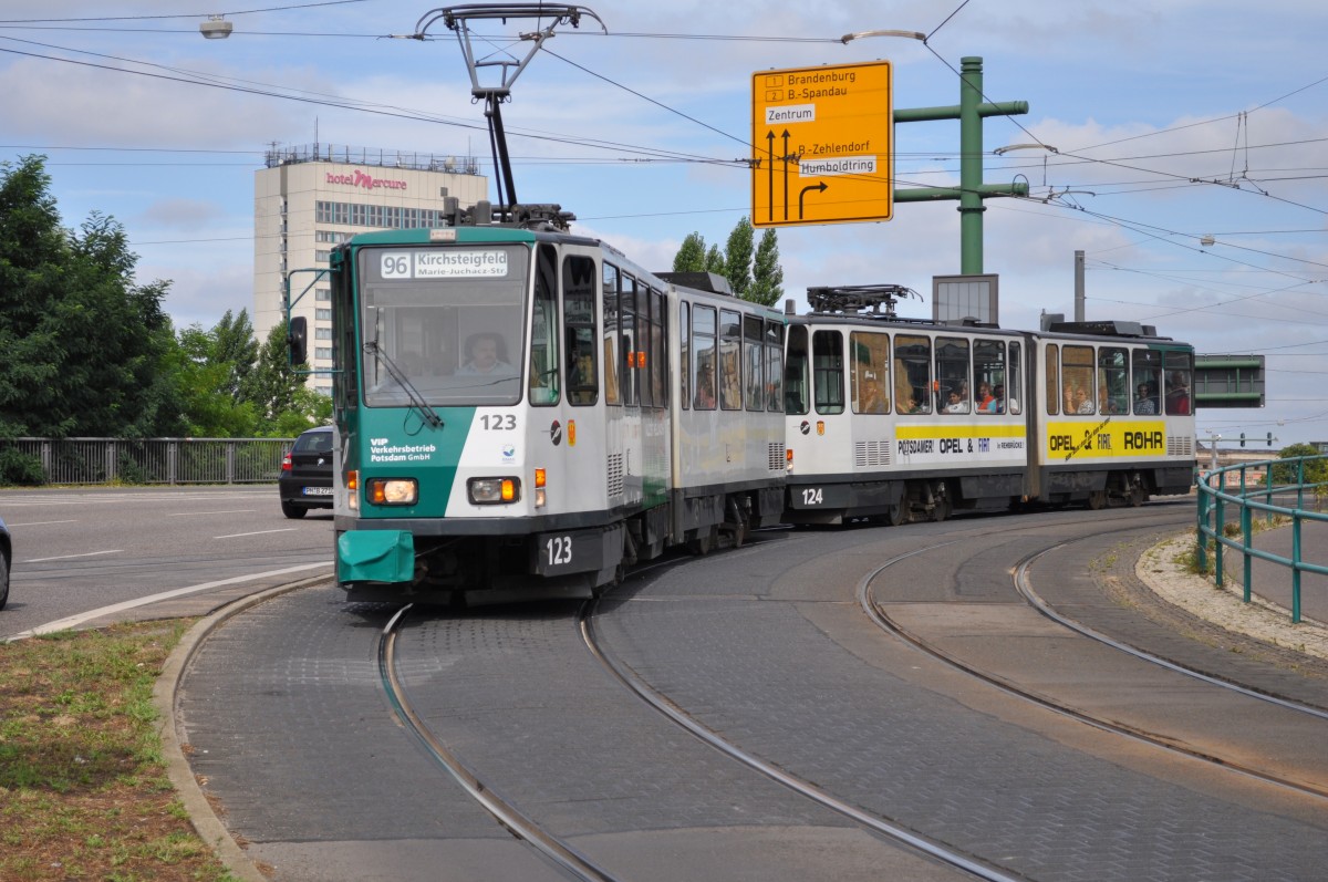 Tatra 123 mit 124 auf der Linie 96 zum Kichsteigfeld am Potsdamer Hauptbahnhof. Aufgenommen am 10.08.2013