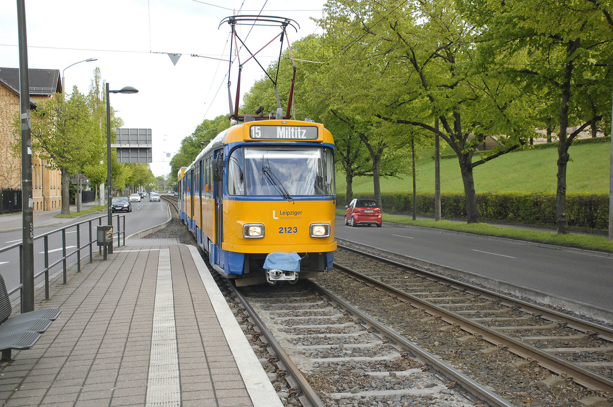 Tatra 2123 Linie 15 am Völkerschlachtdenkmal in Leipzig. Aufnahme: 29. April 2017.