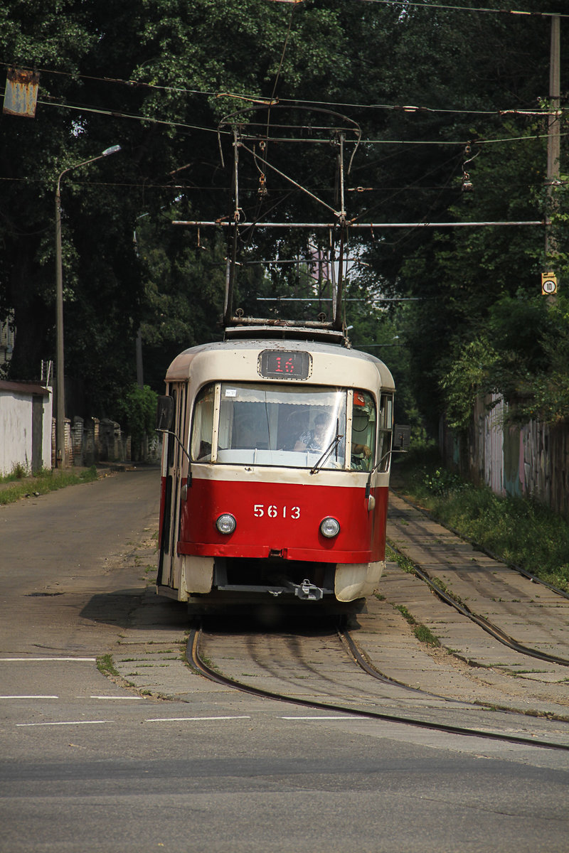Tatra 3 Wagen 5613 in Kiew auf Linie 16 in Kiew am 25.07.16.