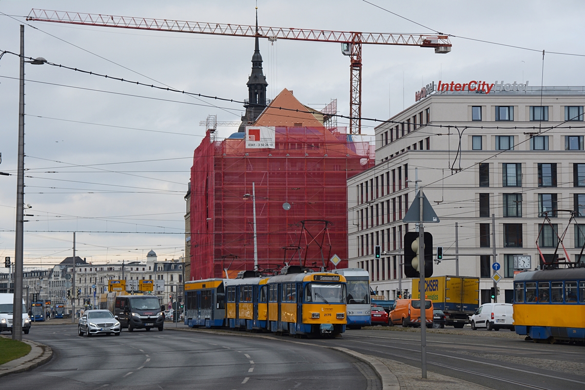 Tatra als die Linie 7 erreicht die Haltestelle Hauptbahnhof. Leipzig, Willy-Brandt-Platz, 12.02.2018.