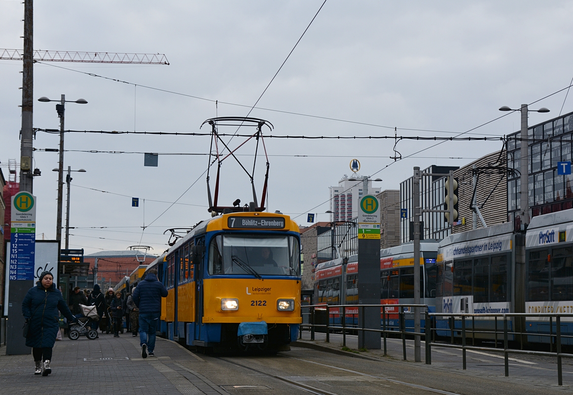 Tatra auf Linie 7 wartet auf Abfahrt von der Haltestelle Goerdelerring. Leipzig, 12.02.2018.