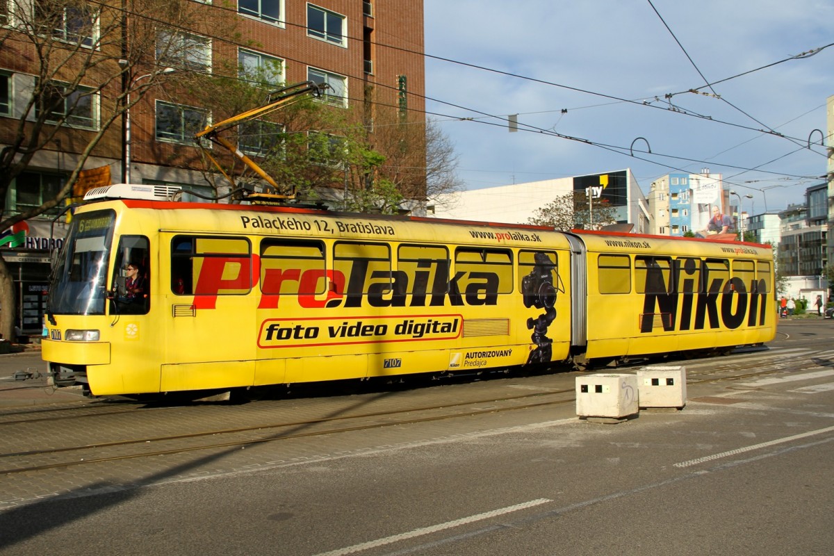 Tatra K2S - Wagen 7107 ...aufgenommen am 27.04.2015 in Bratislava Zentrum.