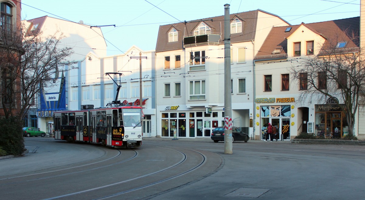 Tatra KT4D 948 von der SVZ fährt am 31.01.2014 mit der Linie 4 zum Städtischem Klinikum am Georgenplatz entlang.