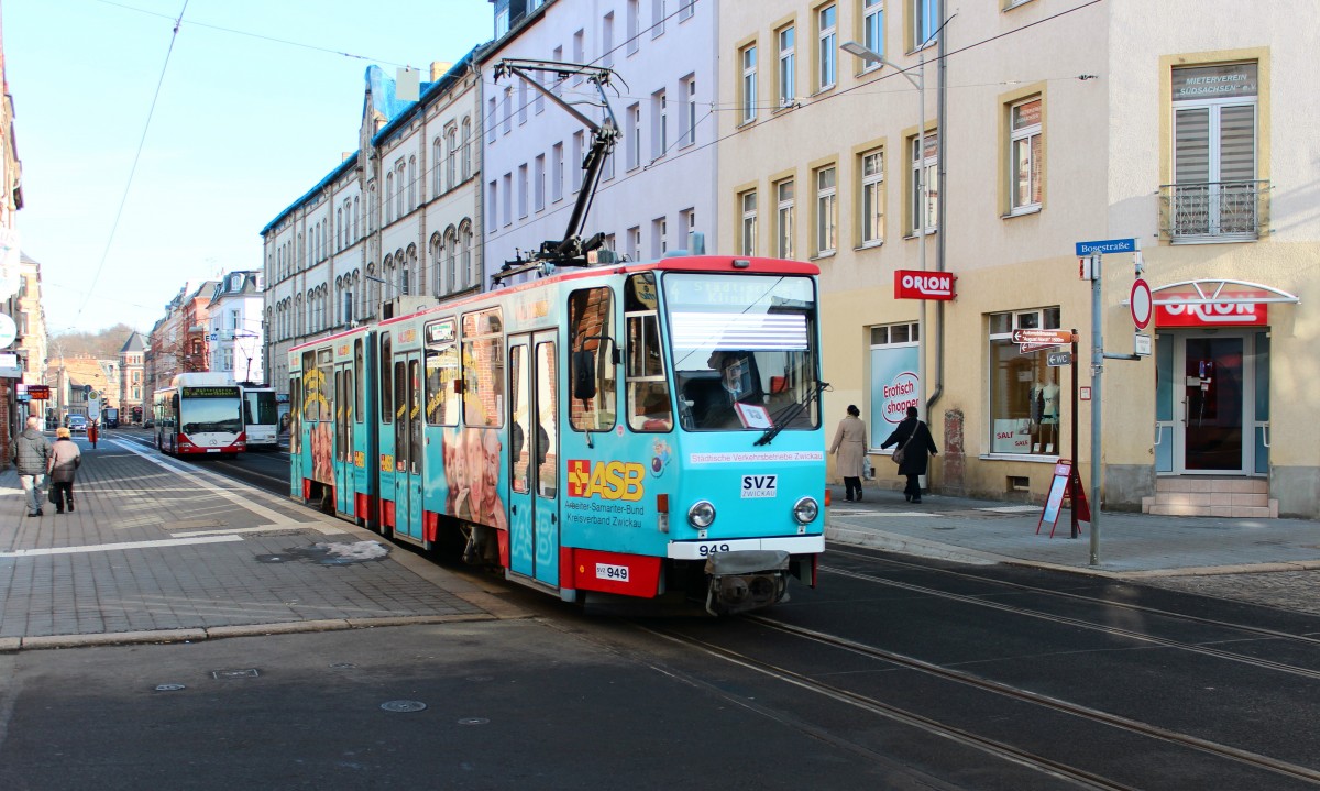 Tatra KT4D 949 fährt am 01.02.2014 mit der Linie 4 zum Städtischen Klinikum, hier beim verlassen der Hst Neumarkt.