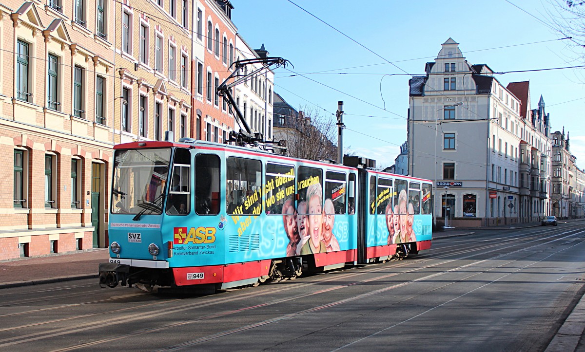Tatra KT4D 949 von der SVZ ist mit der Linie 4 auf dem Weg zur Endhaltestelle nach Pölbitz, hier beim verlassen der Hst. Lessingstr. 01.02.2014
