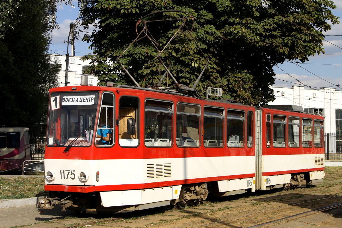 Tatra KT4D von der Straßenbahn Erfurt am 19.08.2015 in Lviv an der Wendeschleife am Hauptbahnhof.

