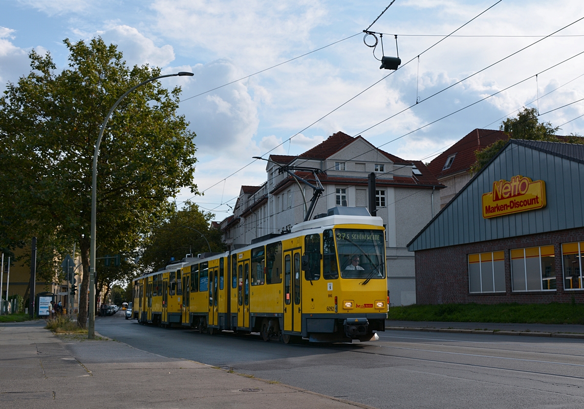 Tatra KT4DM-Traktion (Wagen 6092 und 6160) verlässt die Haltestelle Gotlindestraße. Die Aufnahme stammt vom 04.09.2017. Schade, dass es diese Straßenbahnen auf dieser Linie nicht mehr gibt.