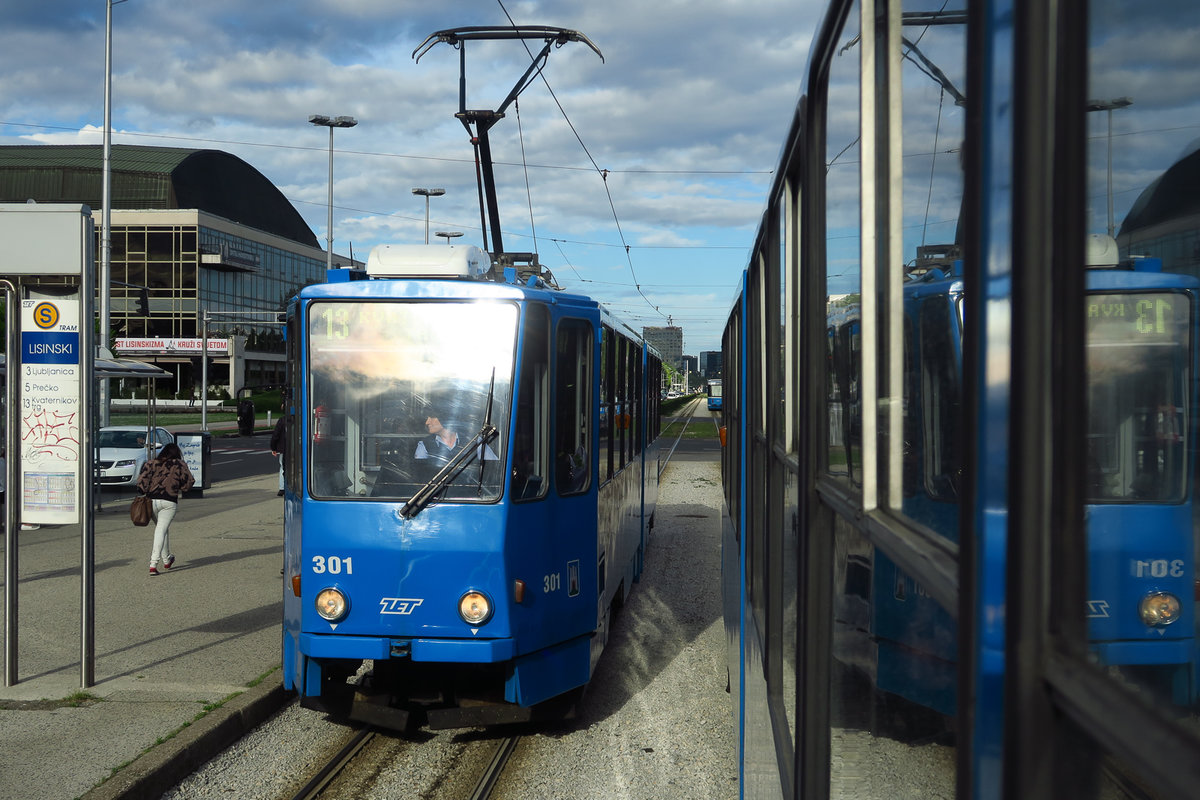 Tatra KT4YU, Wagennummer 301 kommt uns entgegen als wir mit einer anderen Tatra auf der Linie 13 durch die Stadt kurven.  Am 13.Mai 2016 in Zagreb geknipst.
