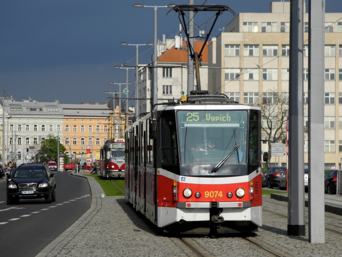 Tatra KT8D5.RN2P 9074 am 24.04.14 am Halt Praha-Sparta