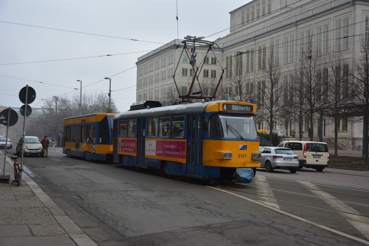 Tatra Straßenbahn  2137  auf der Linie 4 nach Stötteritz. Aufgenommen am 18.02.2015, Leipzig Goethestraße.
