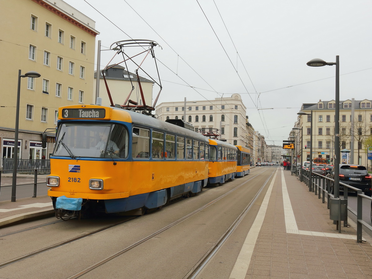 Tatra Straßenbahn 2182 auf der Linie 3 nach Taucha. Aufgenommen am 16. Mai 2015, an der Haltestelle Leibnizstraße