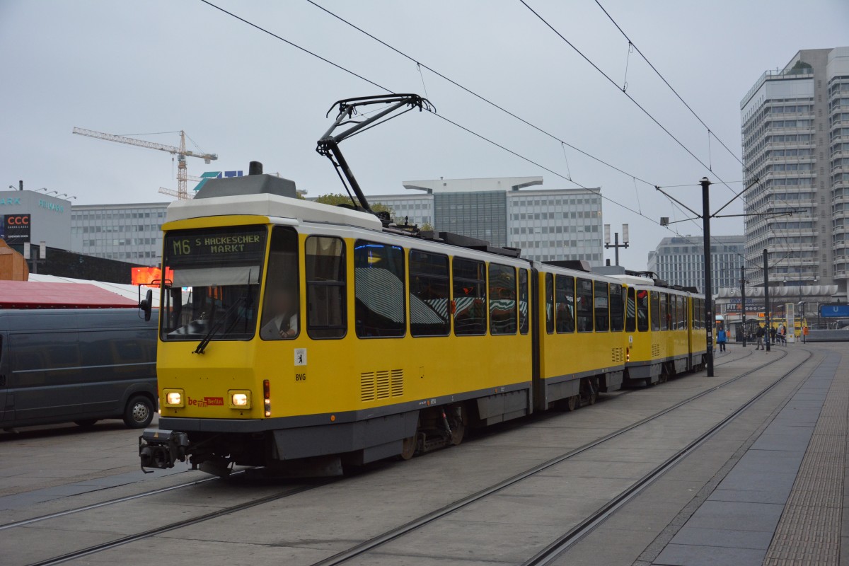 Tatra Straßenbahn auf der Linie M5 zum S-Bahnhof Hackescher Markt. Aufghenommen am 16.11.2014 Berlin Alexanderplatz.
