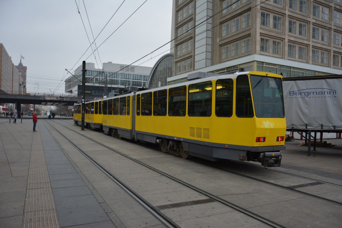 Tatra Straßenbahn auf der Linie M5 zum S-Bahnhof Hackescher Markt. Aufghenommen am 16.11.2014 Berlin Alexanderplatz.