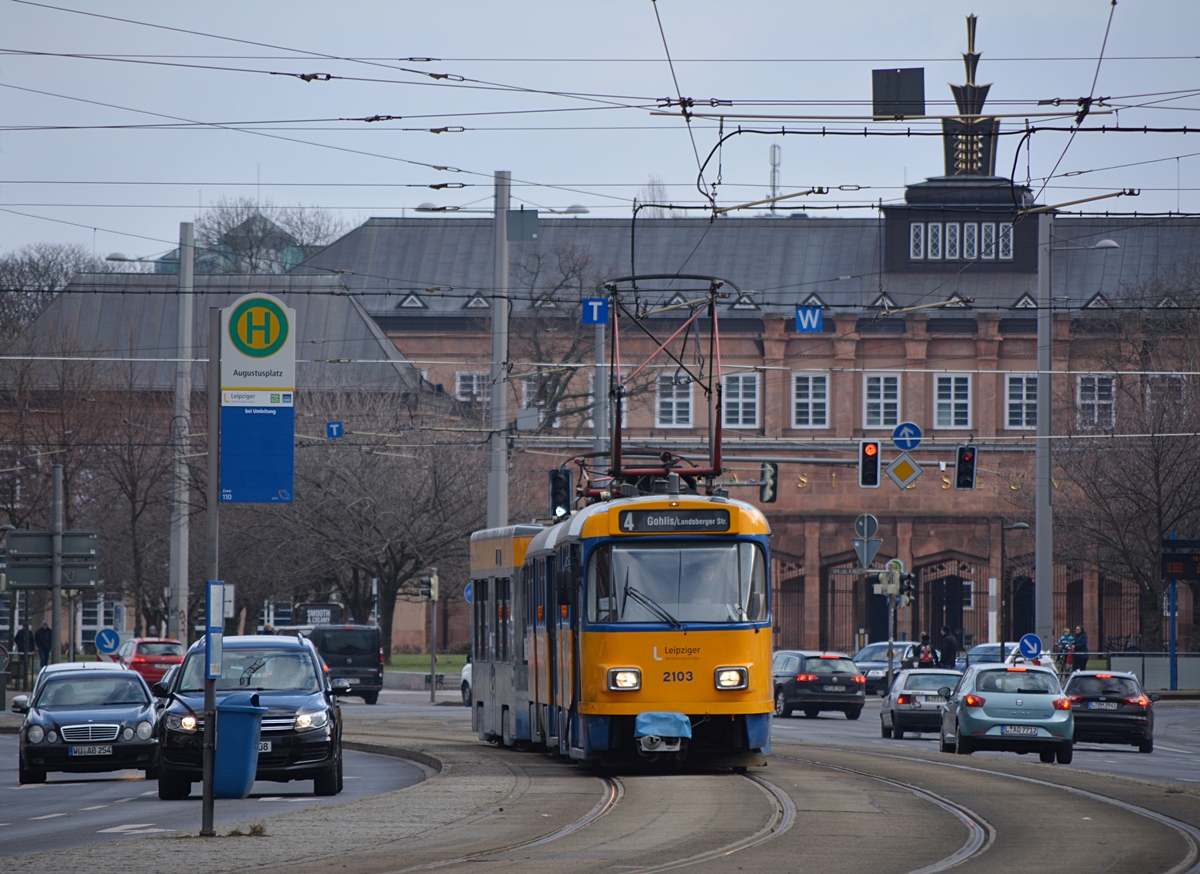 Tatra Straßenbahn erreicht die Haltestelle Augustusplatz. Leipzig, 12.02.2018. 