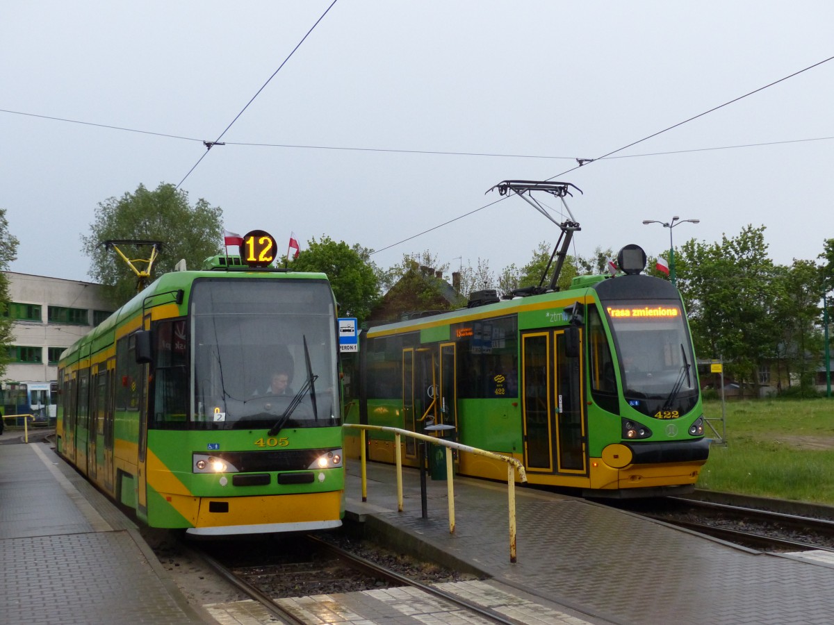 Tatra-Straßenbahn RT6N1 (#405, links) und Moderus Beta (#422) warten an der Endhaltestelle Starołęka auf die Abfahrt. 2.5.2014