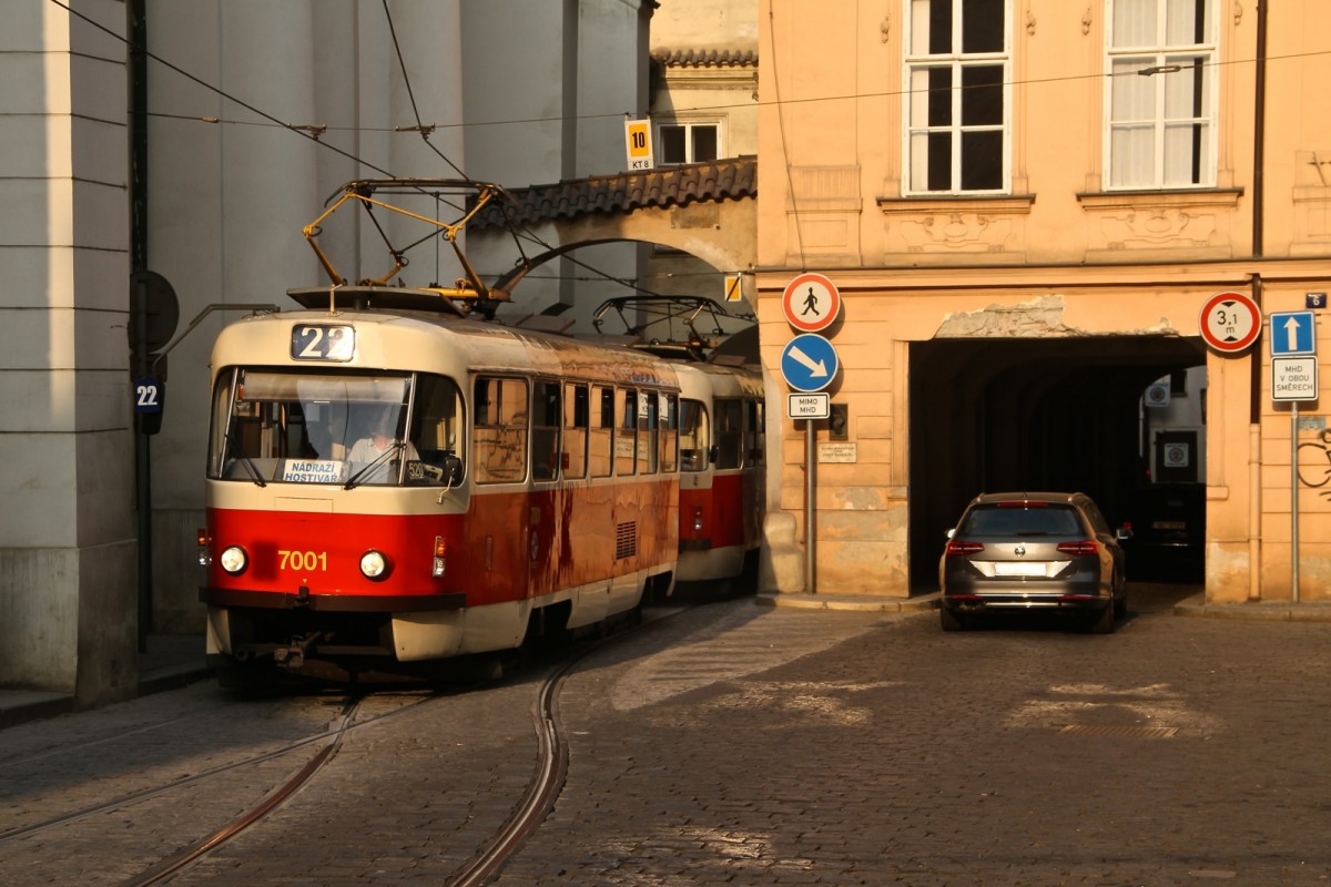 Tatra T3 7001 am 12.08.2015 unter dem Tor nahe dem Malostranské náměstí in Prag.