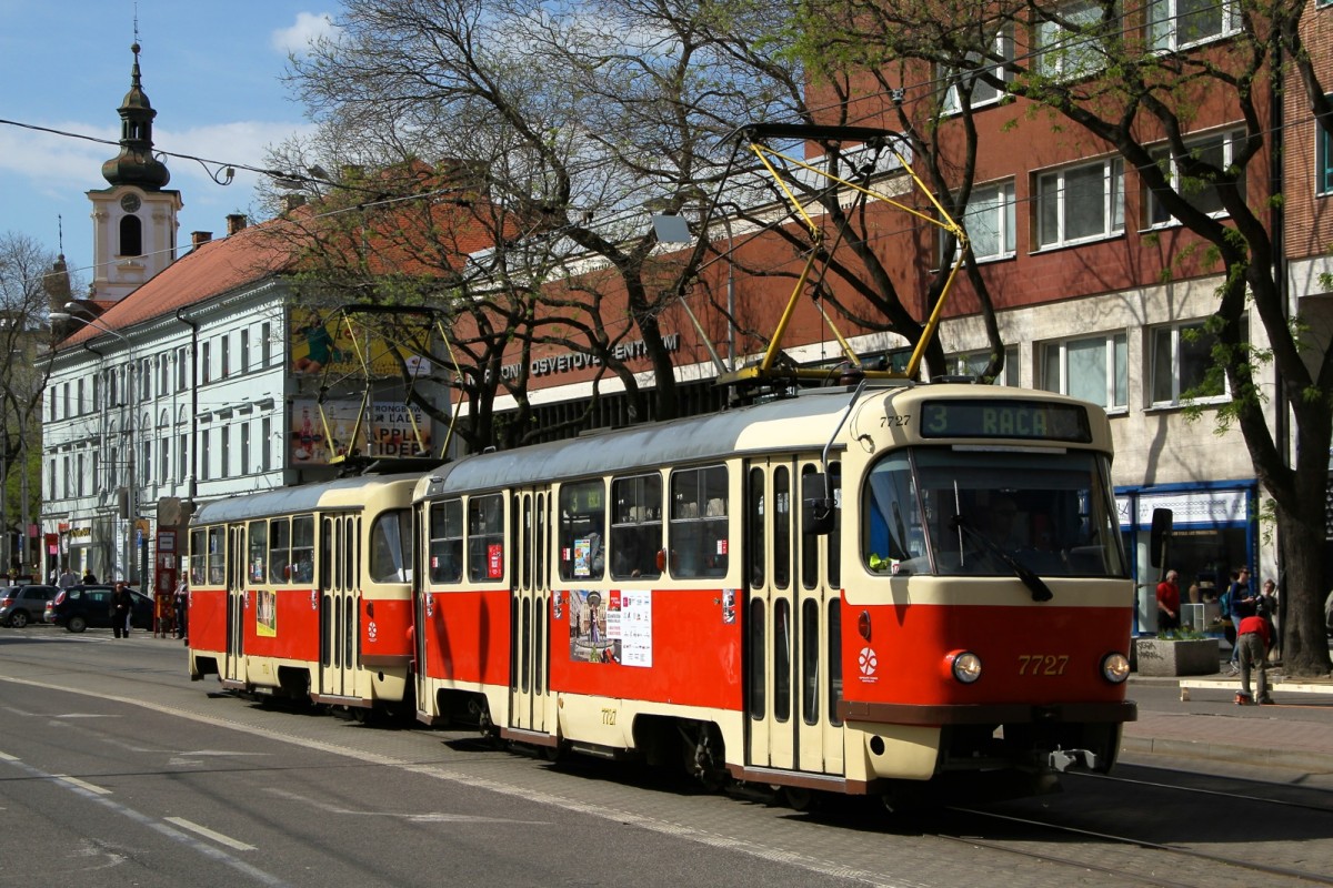 Tatra T3- Wagen 7227 in der City von Bratislava.