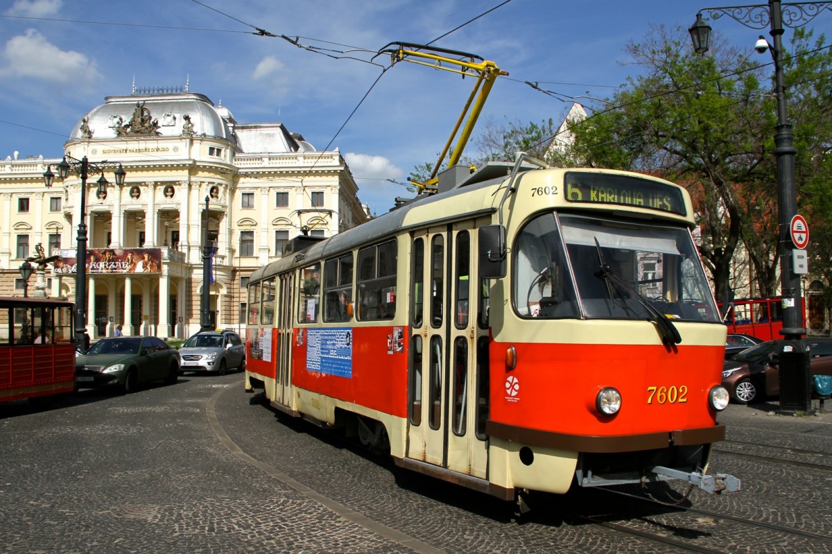 Tatra T3 - Wagen 7602 am 27.04 15 in Bratislava vor der Oper.