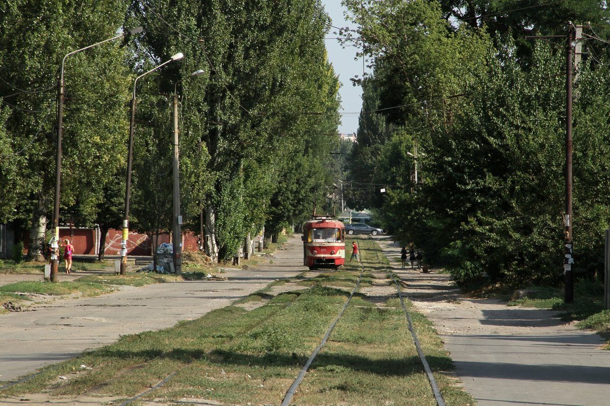 Tatra T3 in Zaporizhzhya am 6.8.16. Die sowjetischen Städte sind früher einfach in Quadraten errichtet worden. Deswegen sieht man häufig lange geraden, welche sich gut für den Schien und Strassenbau eignen.