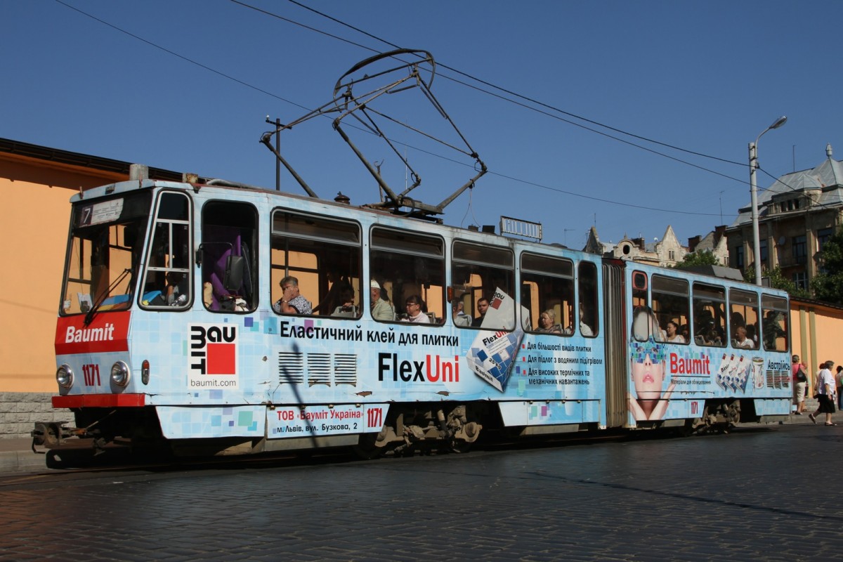TATRA T4 in blauer Werbung am 19.08.2015 in Lviv.