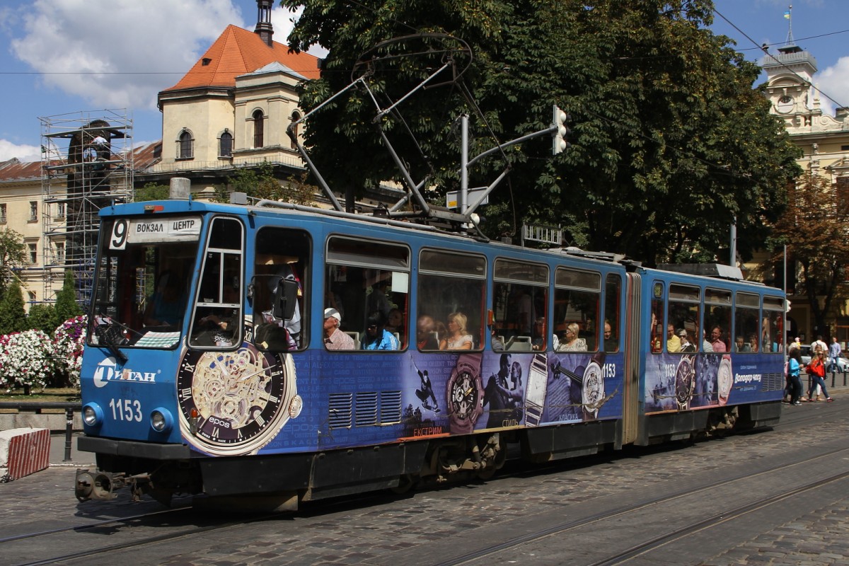 Tatra T4 in der Innenstadt von Lviv am 20.08.2015. Werbung mit Tick Tack Uhren.